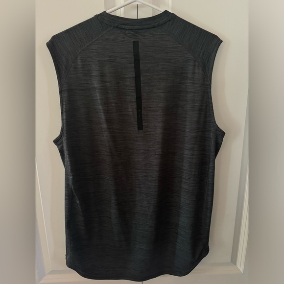 Grey HM sleeveless dry sport shirt, size men’s medium - Picture 2 of 2